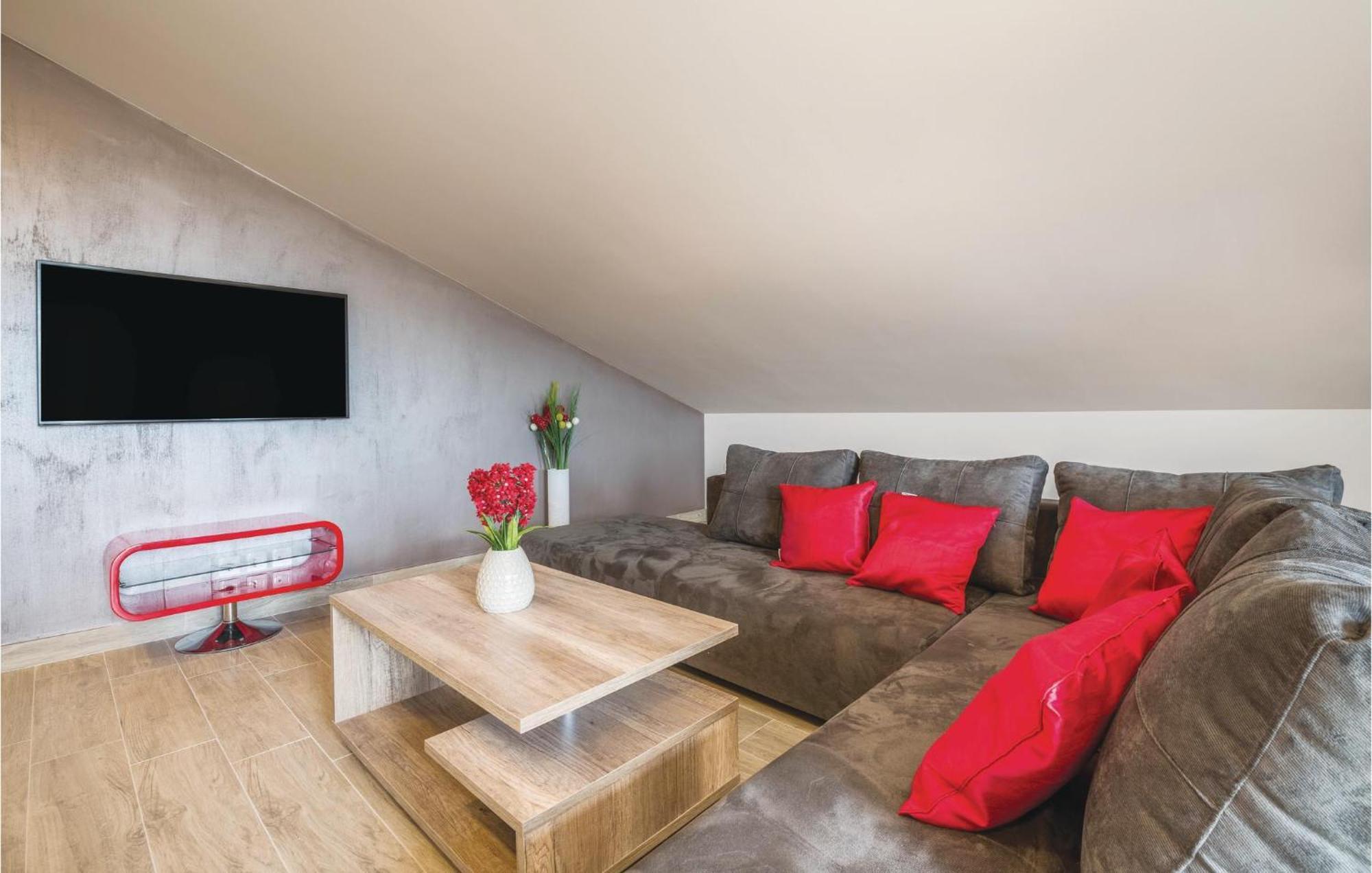 Stunning Apartment In Pjescana Uvala With Wifi Exterior photo