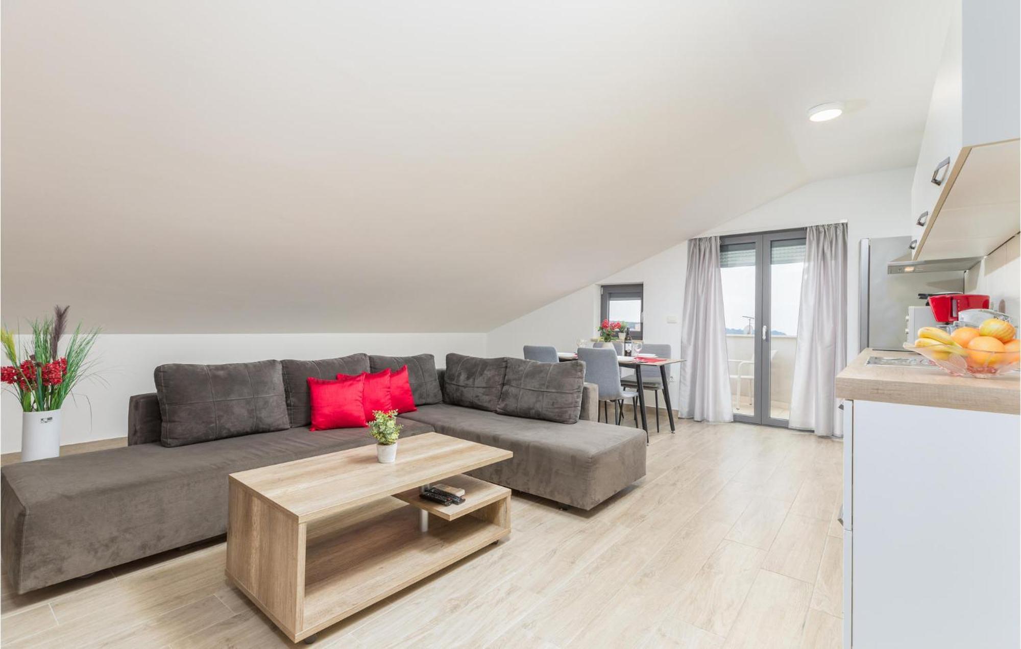 Stunning Apartment In Pjescana Uvala With Wifi Exterior photo